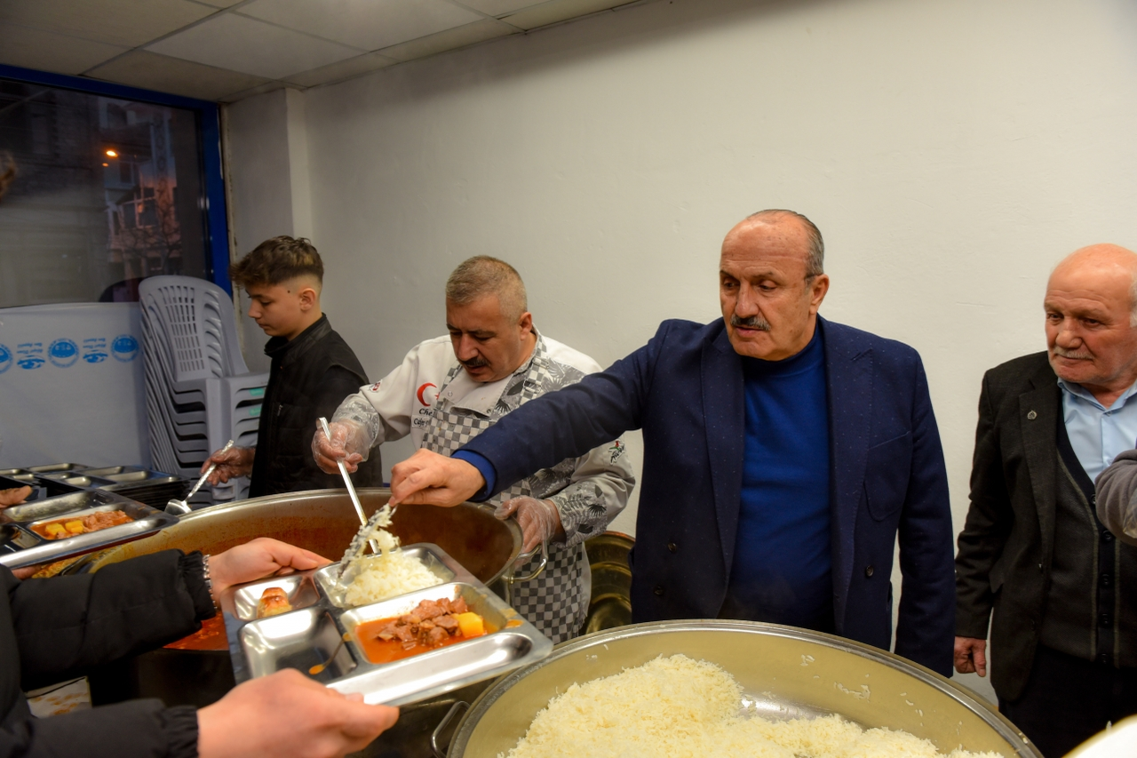 Taşköprü Belediye Başkanı Arslan, orucunu vatandaşlarla iftar sofrasında açtı