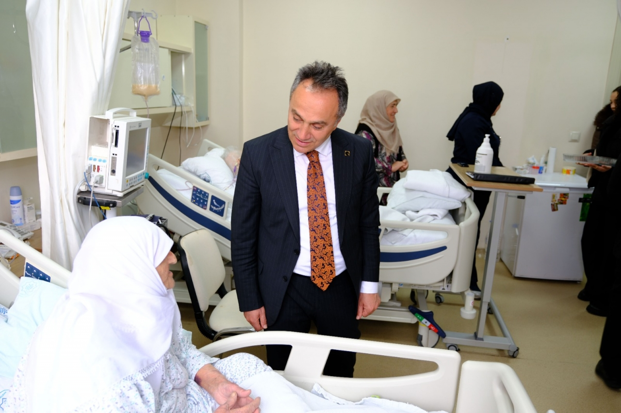TOGÜ Rektörü Prof. Dr. Yılmaz, hastaları ziyaret etti