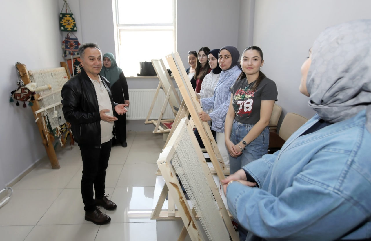 TOGÜ Rektörü Prof. Dr. Yılmaz, TOGÜSEM kurslarını ziyaret etti