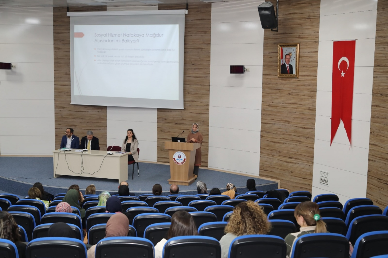 TOGÜ'de panel düzenledi