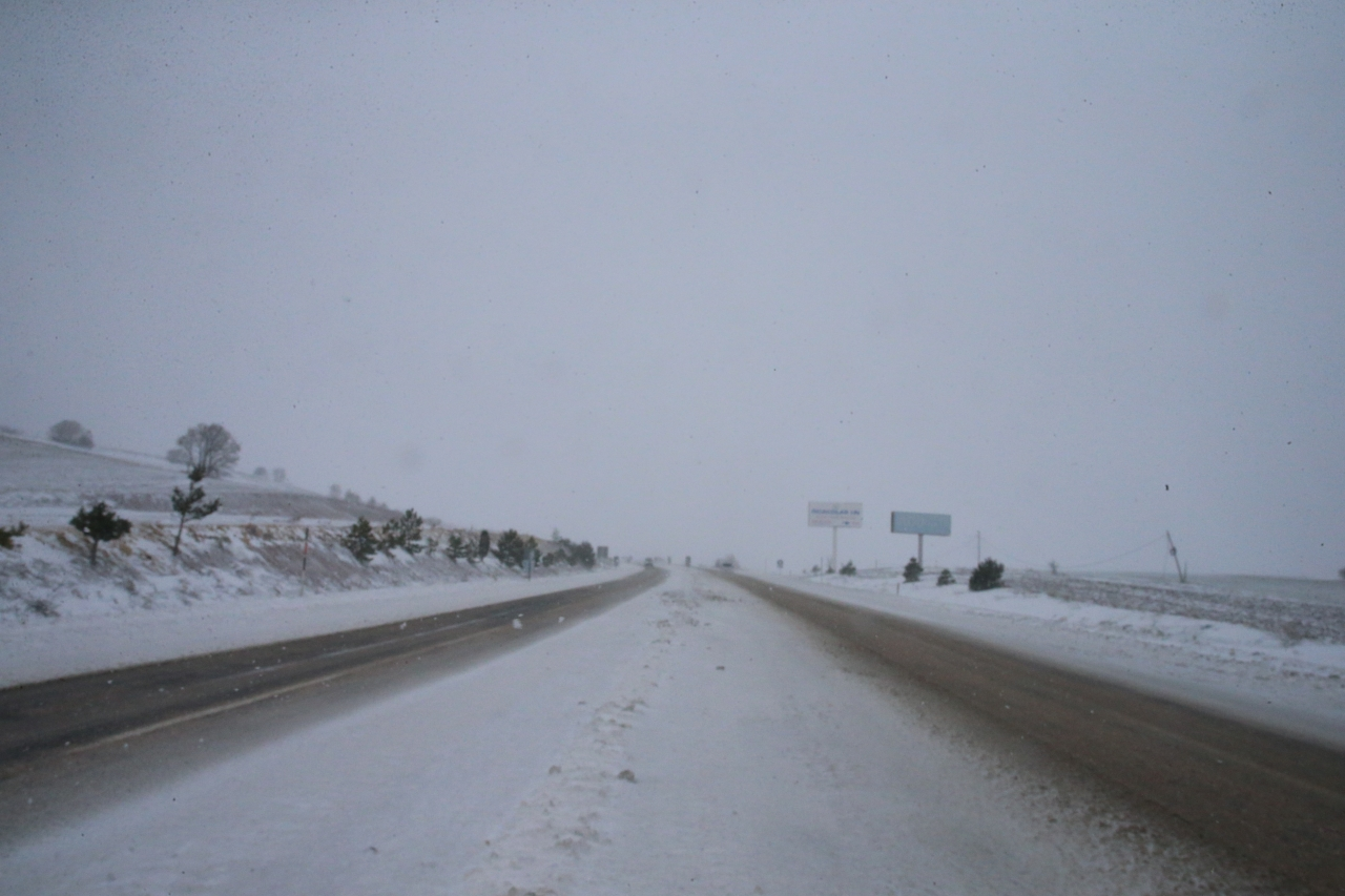Tokat-Sivas kara yolunda kar ve tipi etkili oluyor