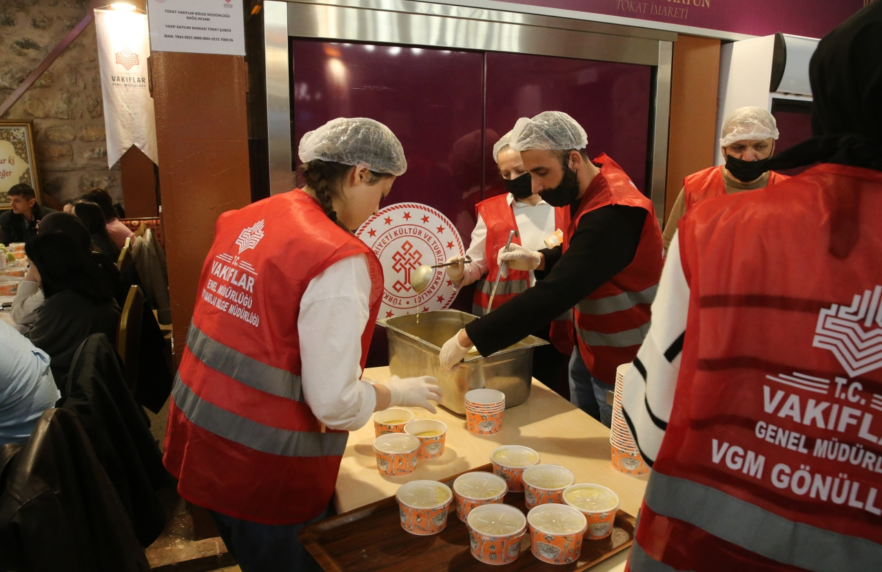 Tokat Vakıflar Bölge Müdürlüğü 500 kişiye iftar yemeği veriyor