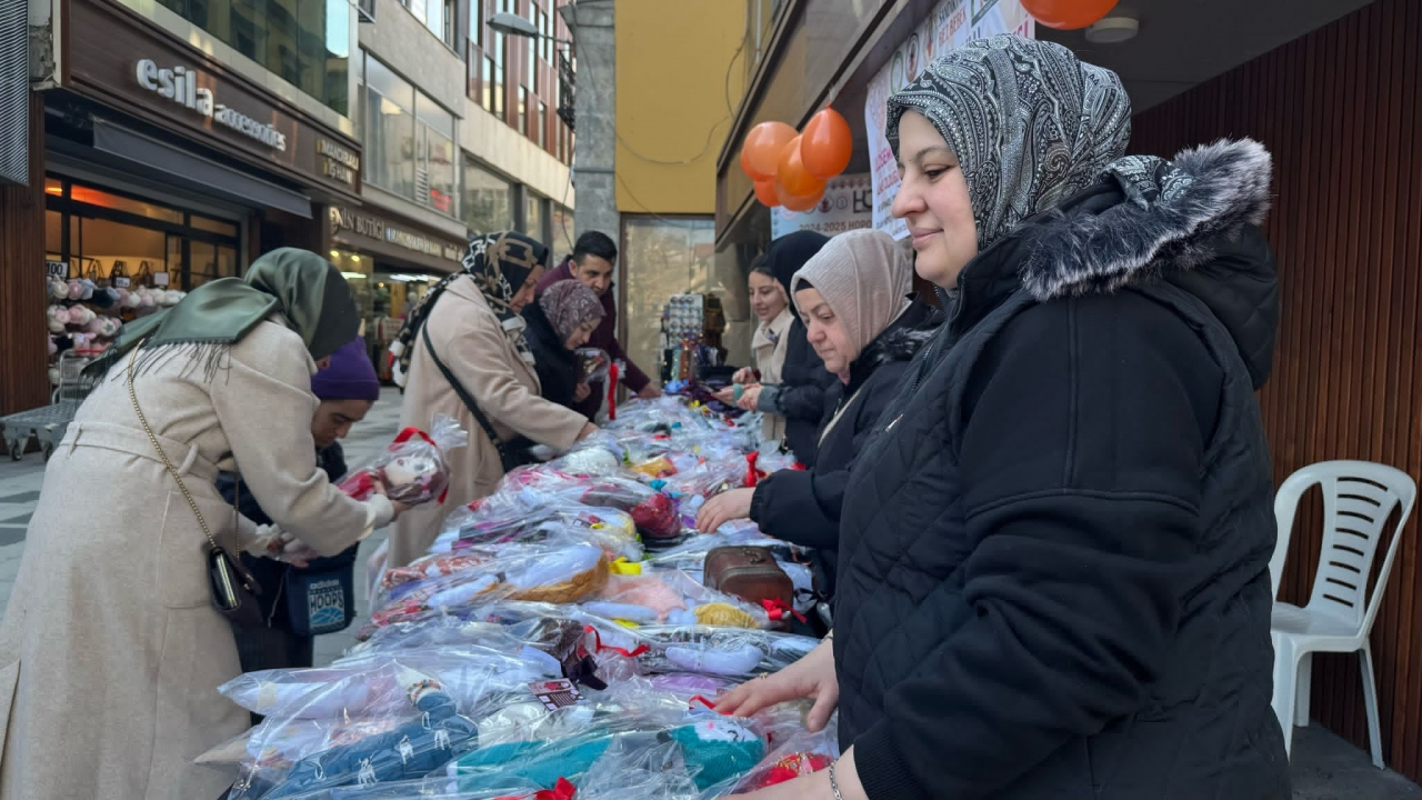 Trabzon'da bez bebekler lösemili çocuklar yararına satışa sunuldu