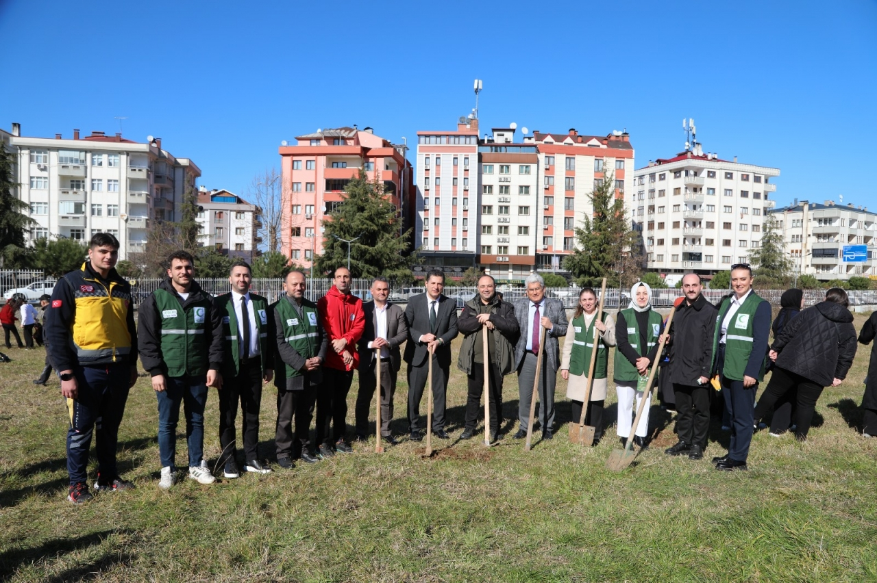 Trabzon'da gönüllüler fidan dikti