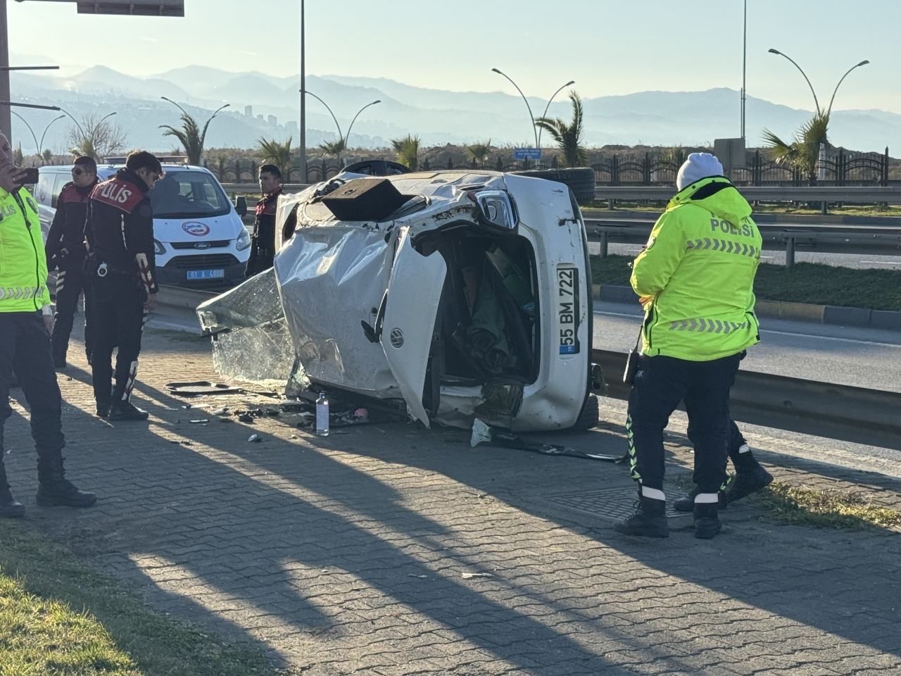 Trabzon'da refüje çarparak devrilen otomobildeki 2 kişi yaralandı
