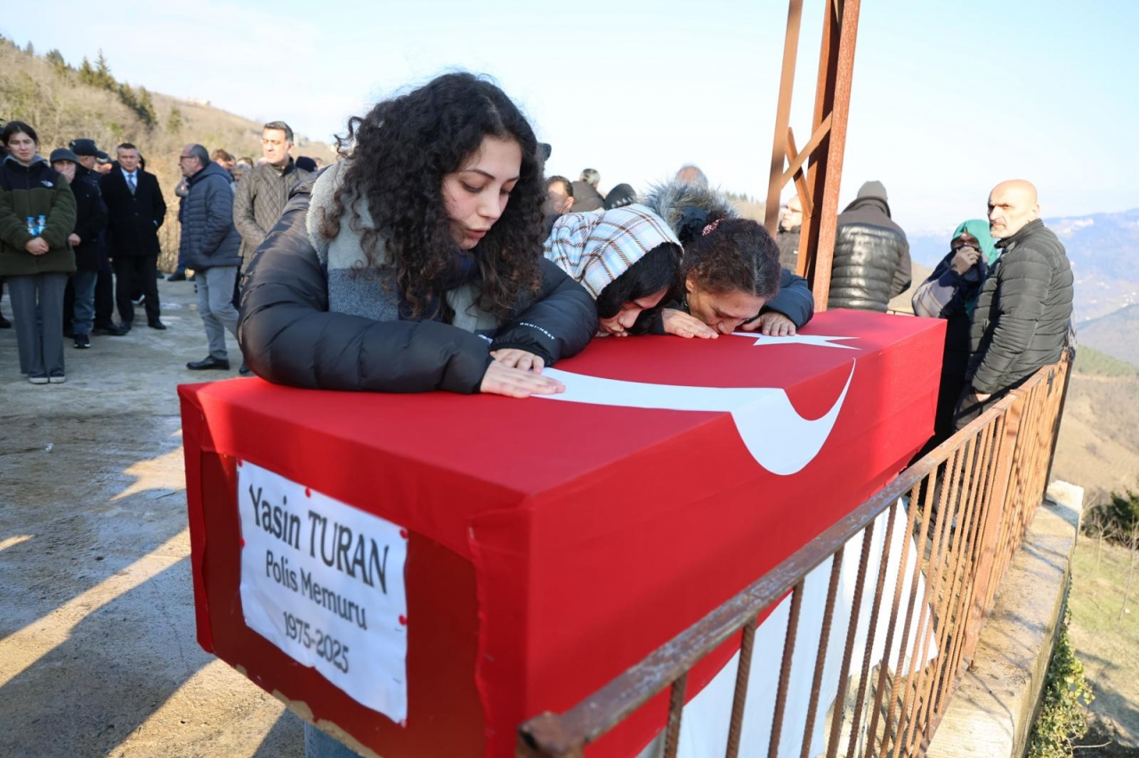 Trafik kazasında hayatını kaybeden polisin cenazesi Trabzon'da defnedildi