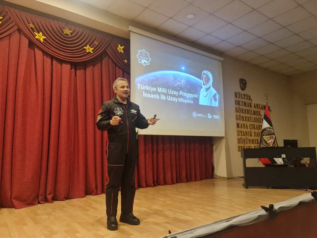 Türkiye'nin ilk astronotu Alper Gezeravcı, Trabzon'da öğrencilerle buluştu