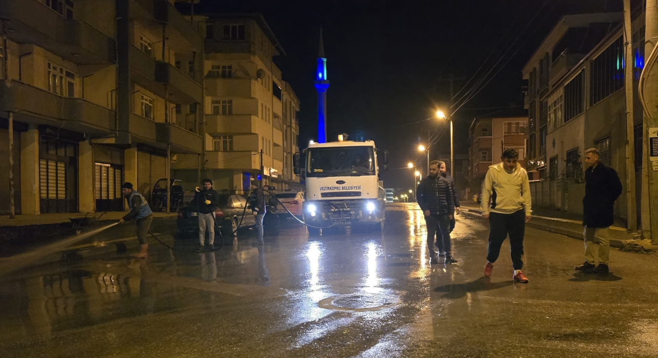 Vezirköprü Belediyesi caddeleri yıkıyor