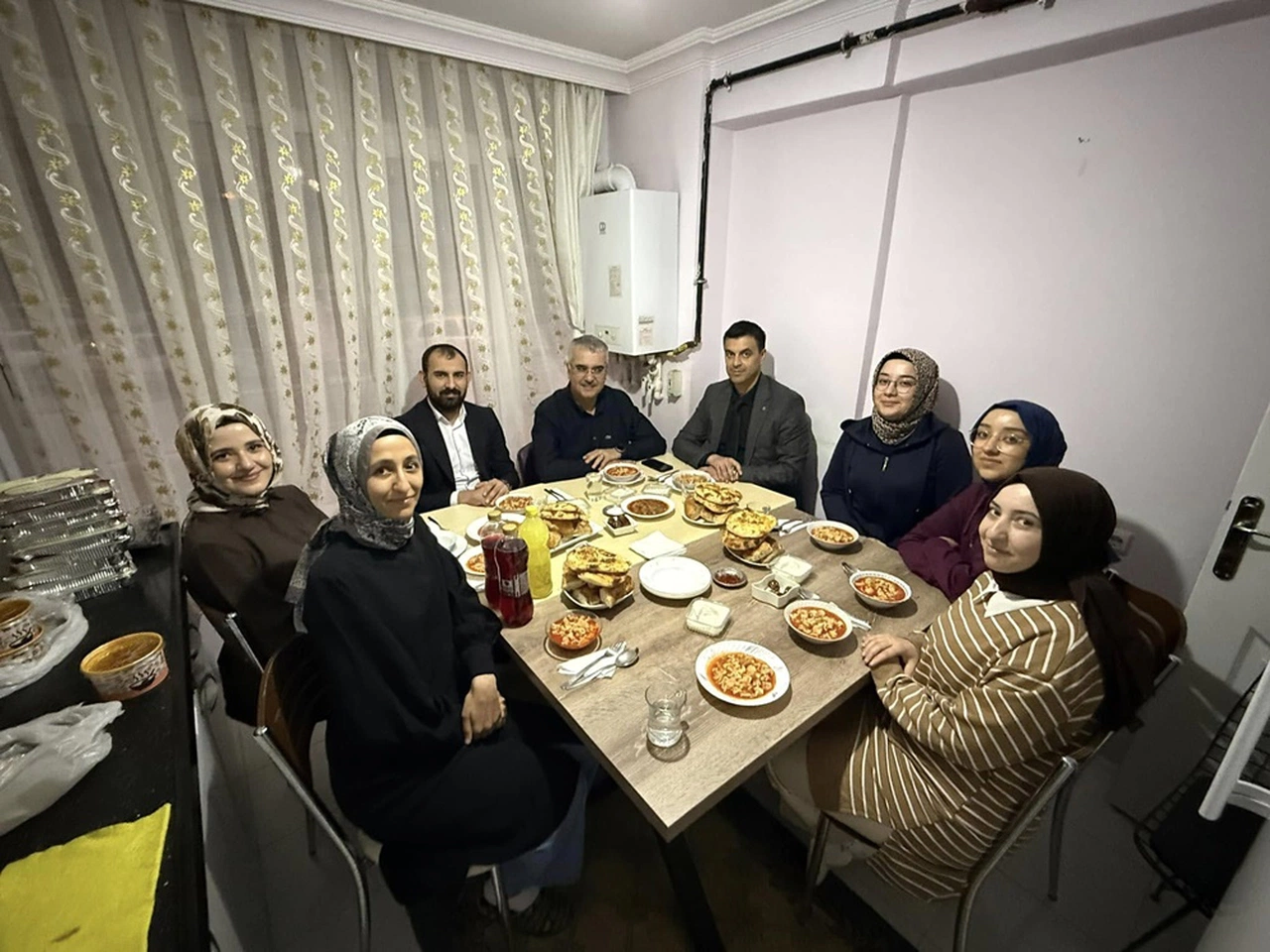 Ahlatcı, İftarı Gençlerle Yaptı