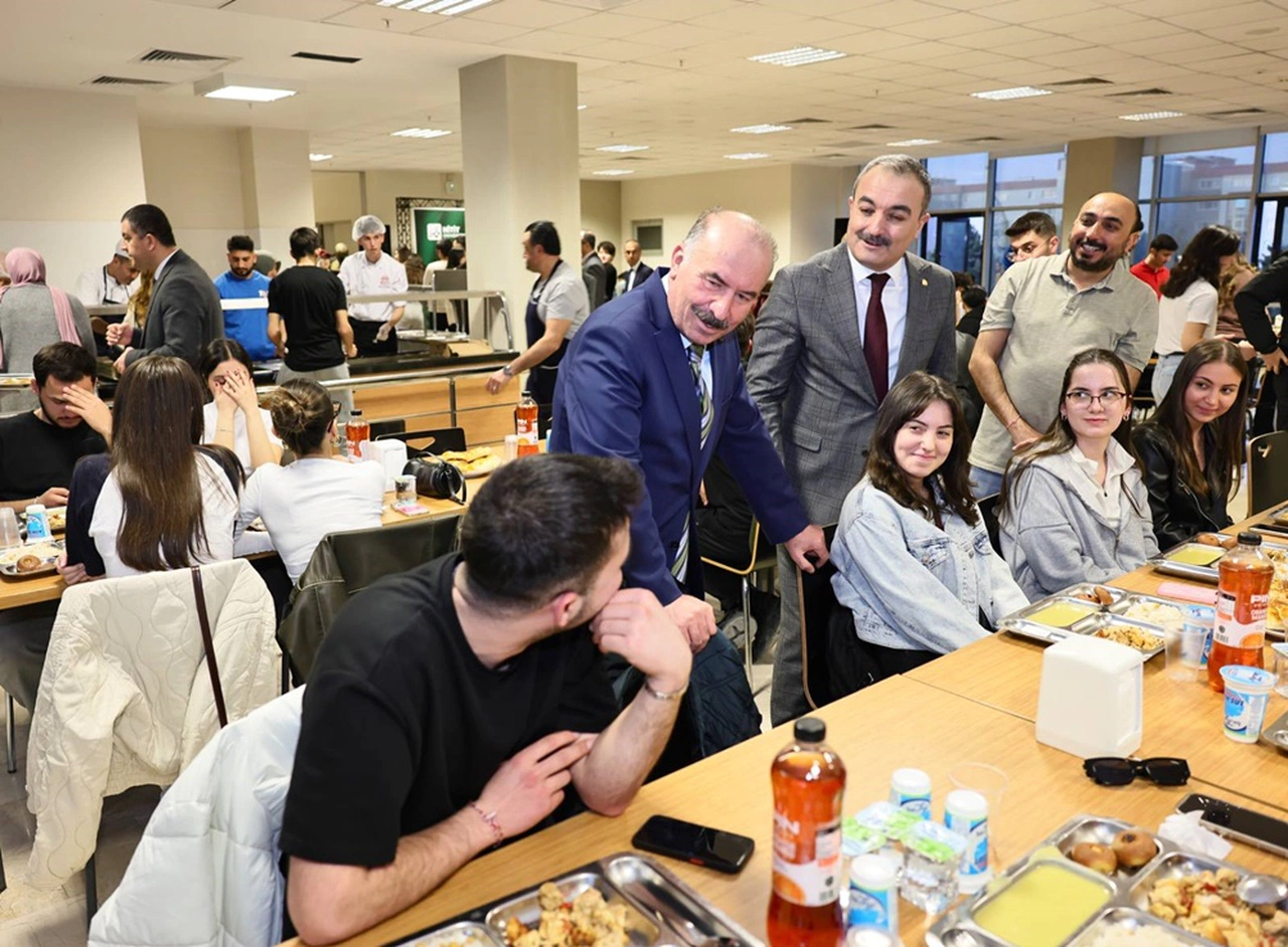 Çalgan ve Eşi, Üniversite Öğrencileriyle İftar Açtı