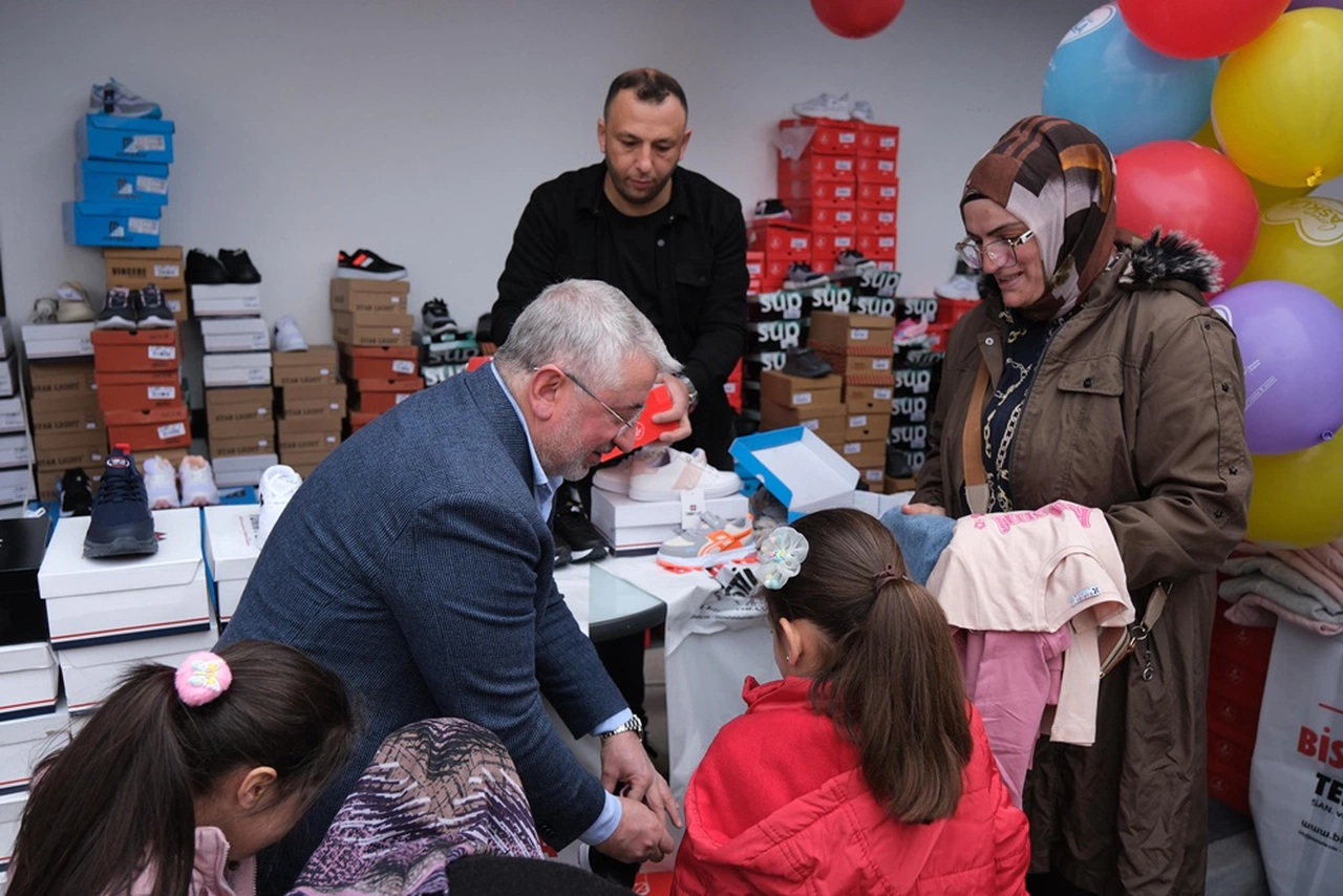 Çocukların Yüzlerini Güldürdüler