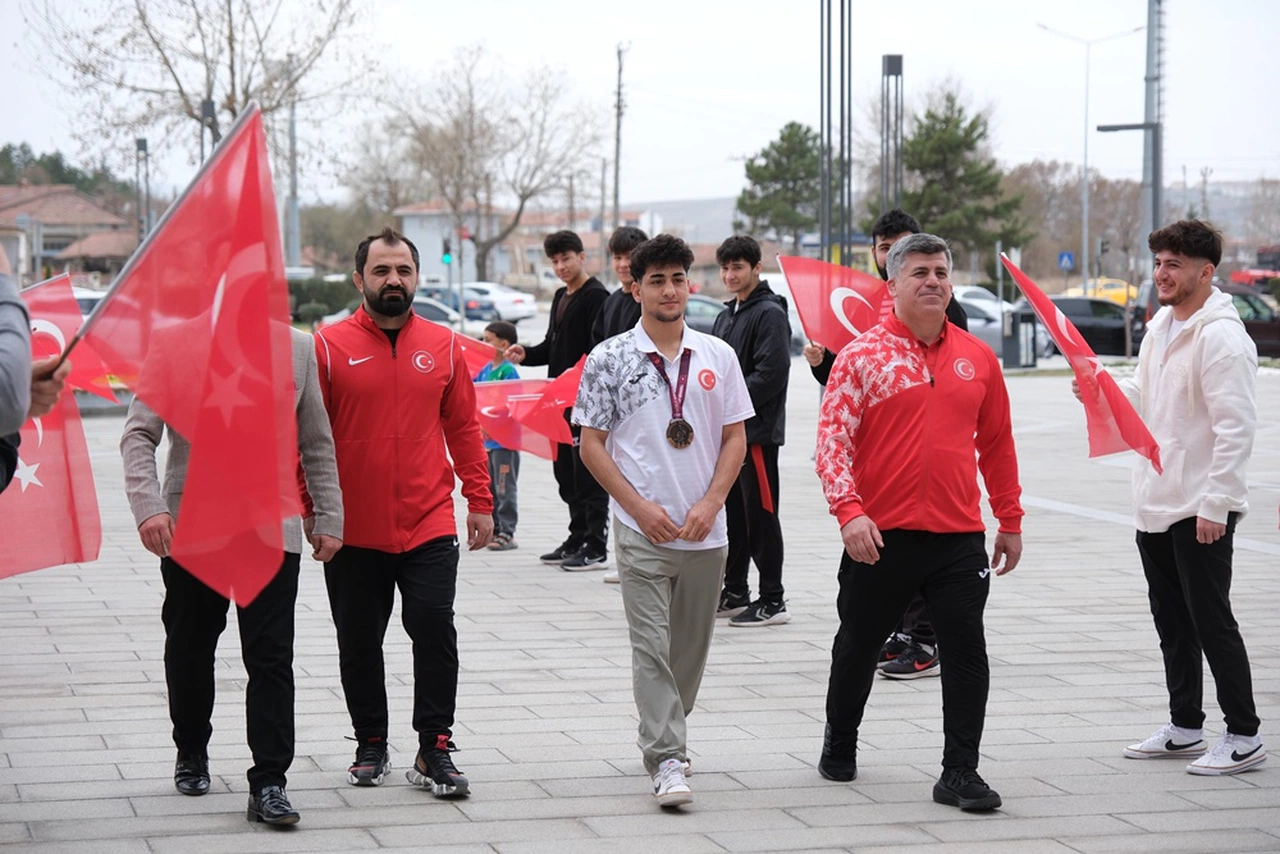 Çorum’u Gururlandıran Güreşçiye Coşkulu Karşılama