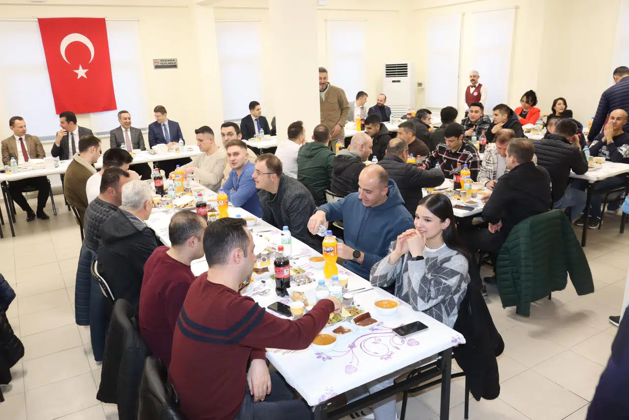 Dere, Cezaevi Personeli ile İftar Sofrasında Buluştu