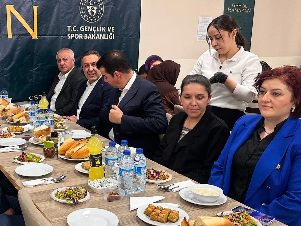 Dere, Yurtta Öğrenciler ile İftarda Buluştu