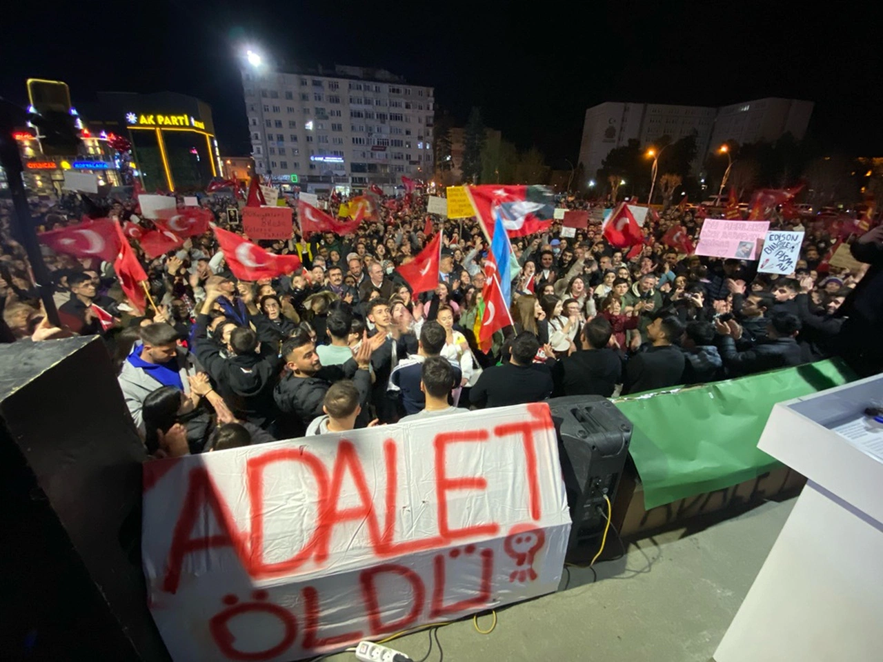 Ekrem İmamoğlu’na Destek Yürüyüşünde Dikkat Çeken Tabut Detayı