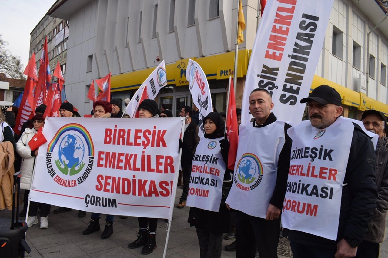 ‘Emeklilere İki Bayramda Birer Maaş İkramiye Verilsin’
