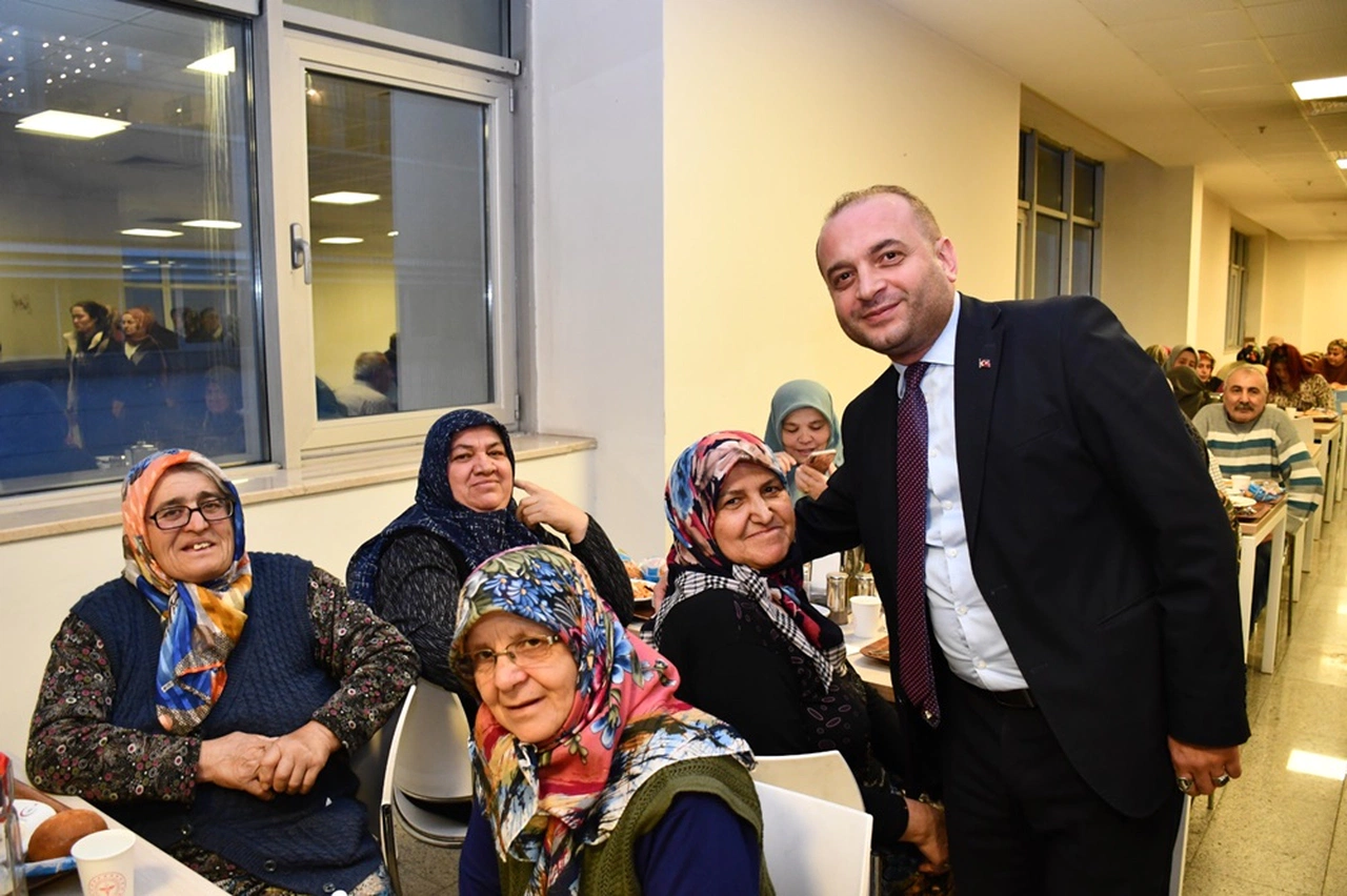 Hastane Çalışanları ve Hasta Yakınlarıyla İftar Açtılar