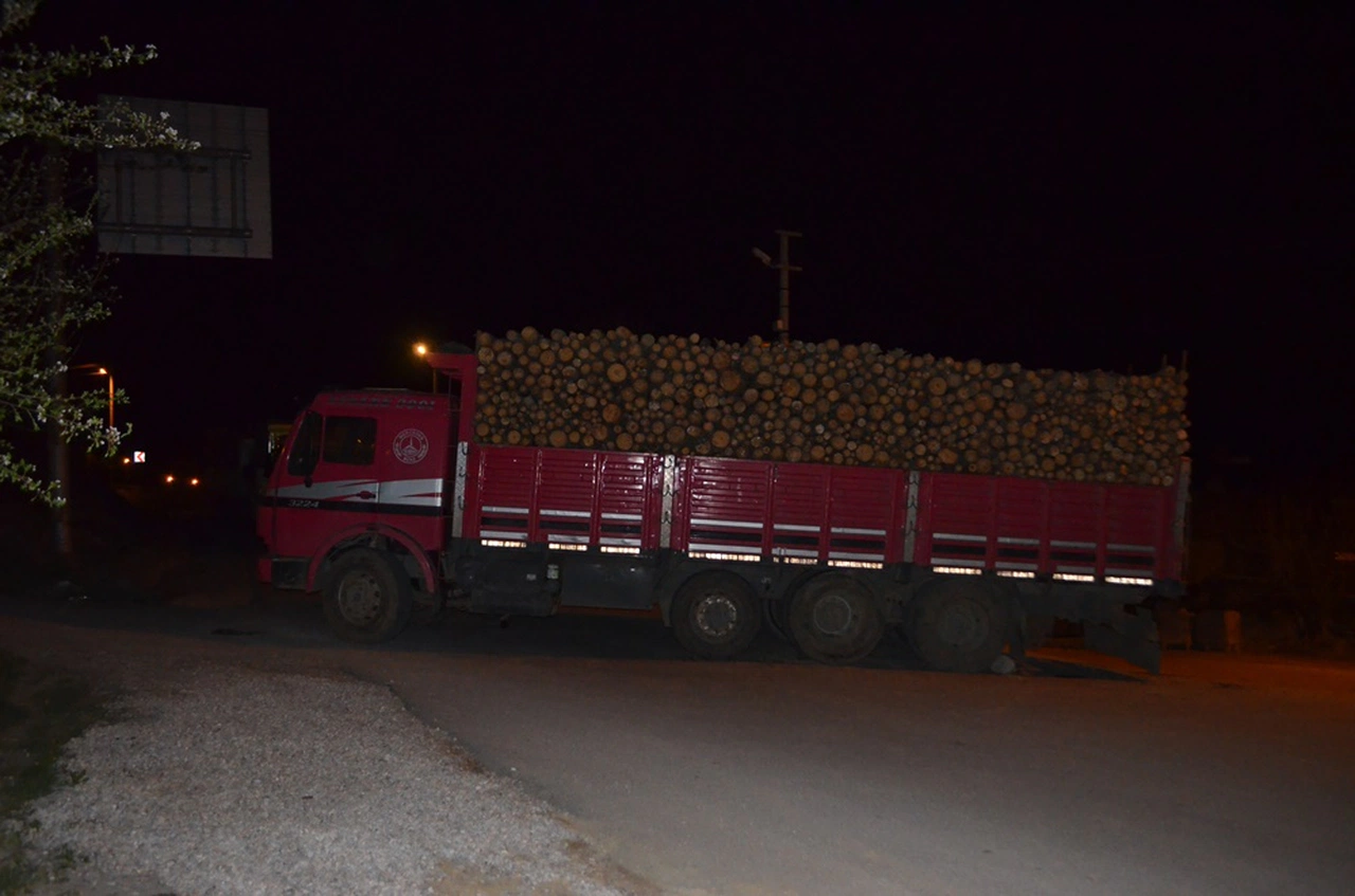 Kamyon Yolda Kaldı, Trafik Tıkandı