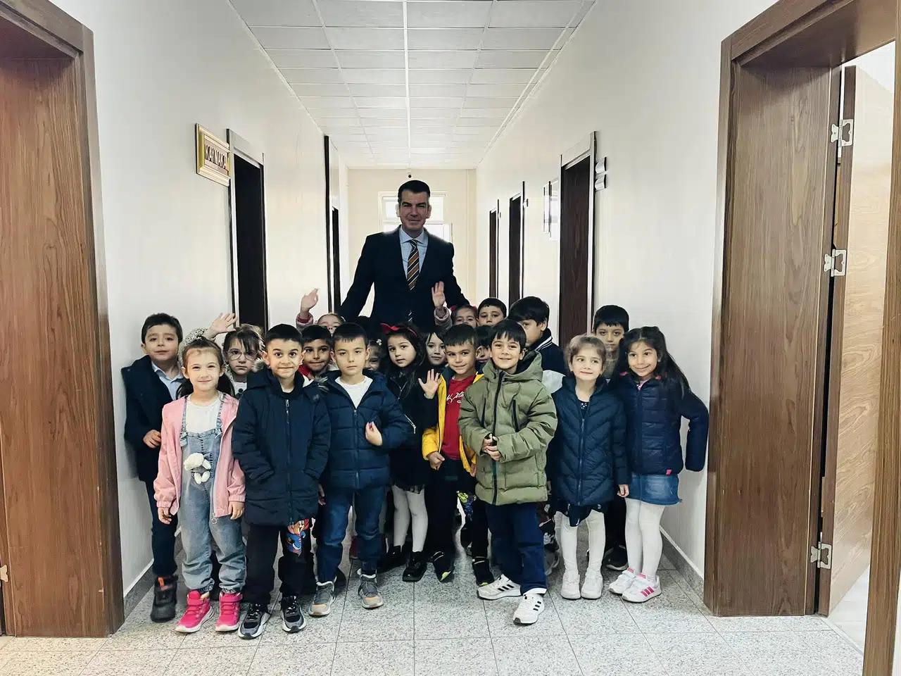 Kaymakam Amcalarına Merak Dolu Ziyaret