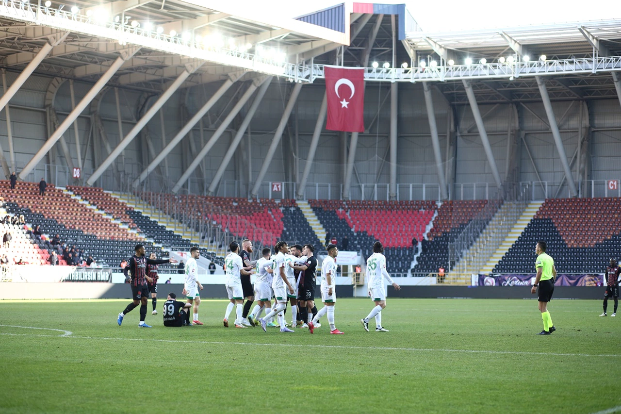 Maçın Yarısında Top Hareket Etmedi!