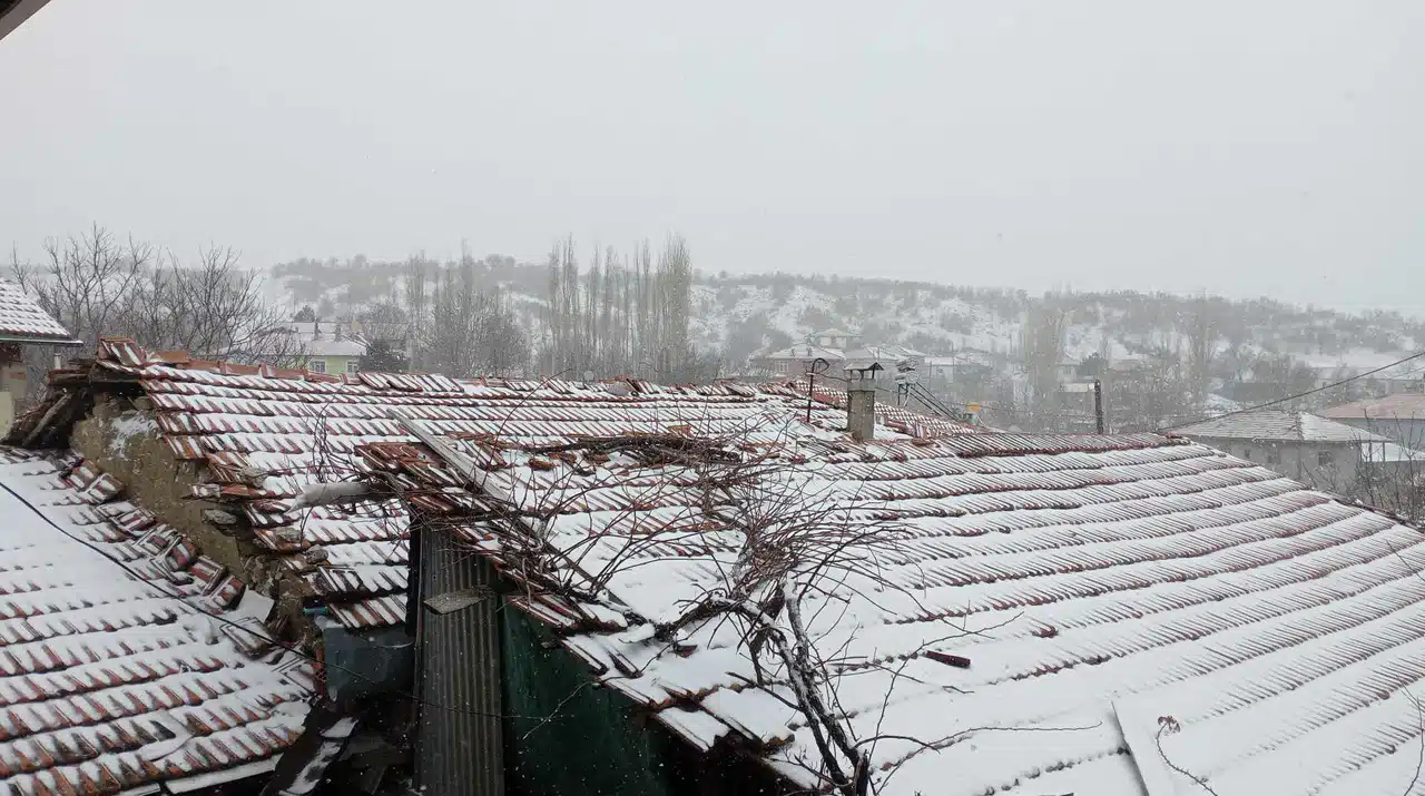 Mart, Yine Kapıdan Baktırıyor