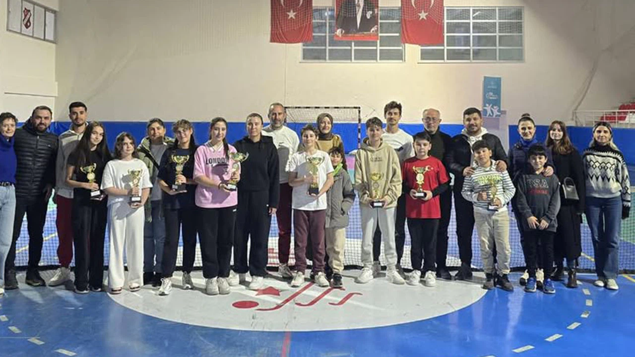 Minik Tenisçiler Raket Salladı