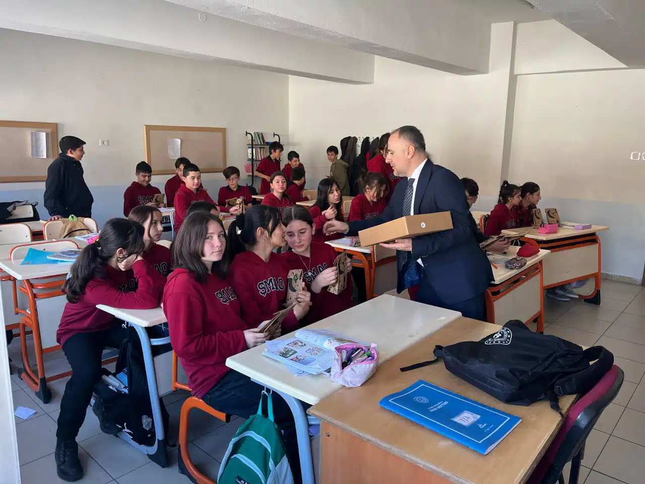 Öğretmenler Çocuklara Hurma Armağan Etti