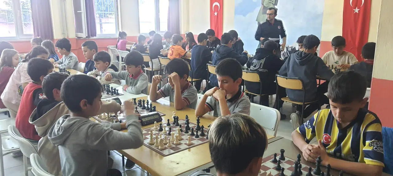 Ortaköy'de Minik Satranççılar, Çanakkale Şehitleri Anısına Yarıştı