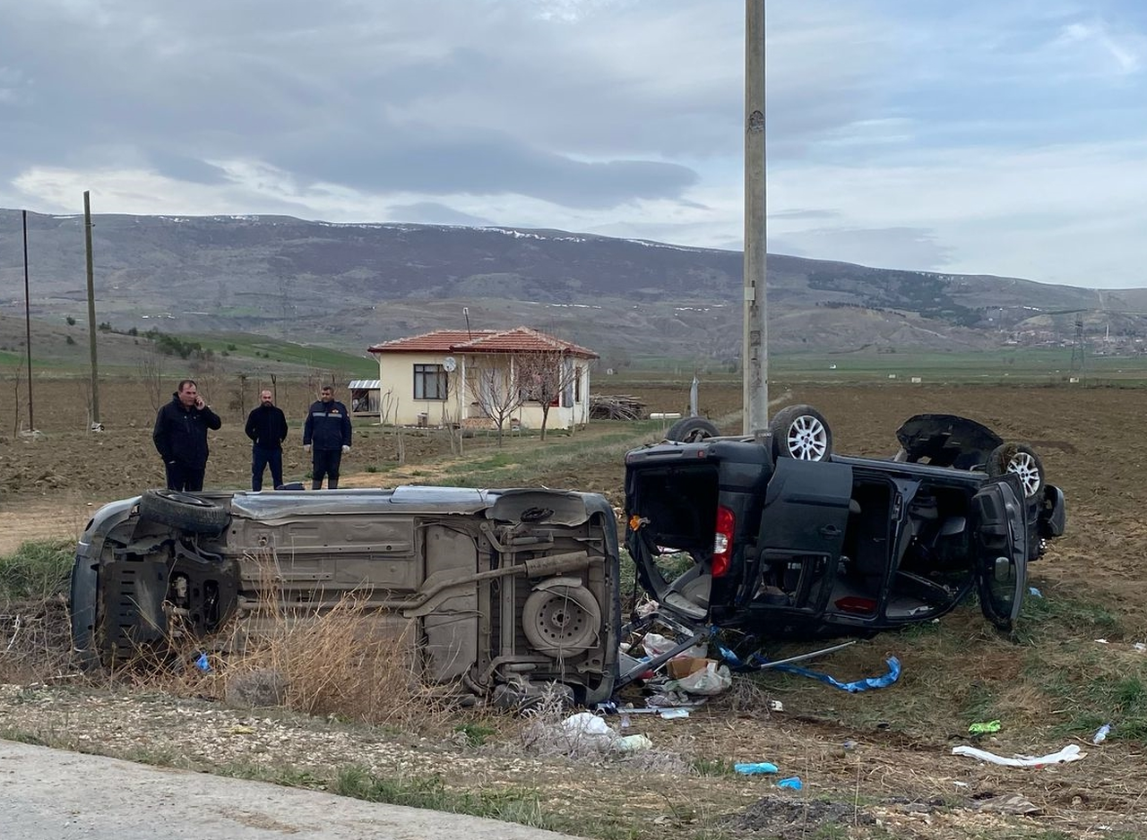 Otomobiller Birbirine Girdi, Çok Sayıda Yaralı Var