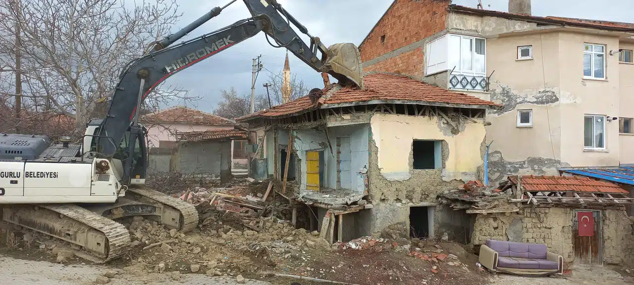 Sungurlu’da Metruk Binaların Yıkımına Başlandı
