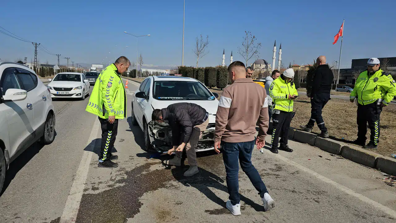 Toptancılar Kavşağı’nda Kaza, 4 Kişi Yaralandı