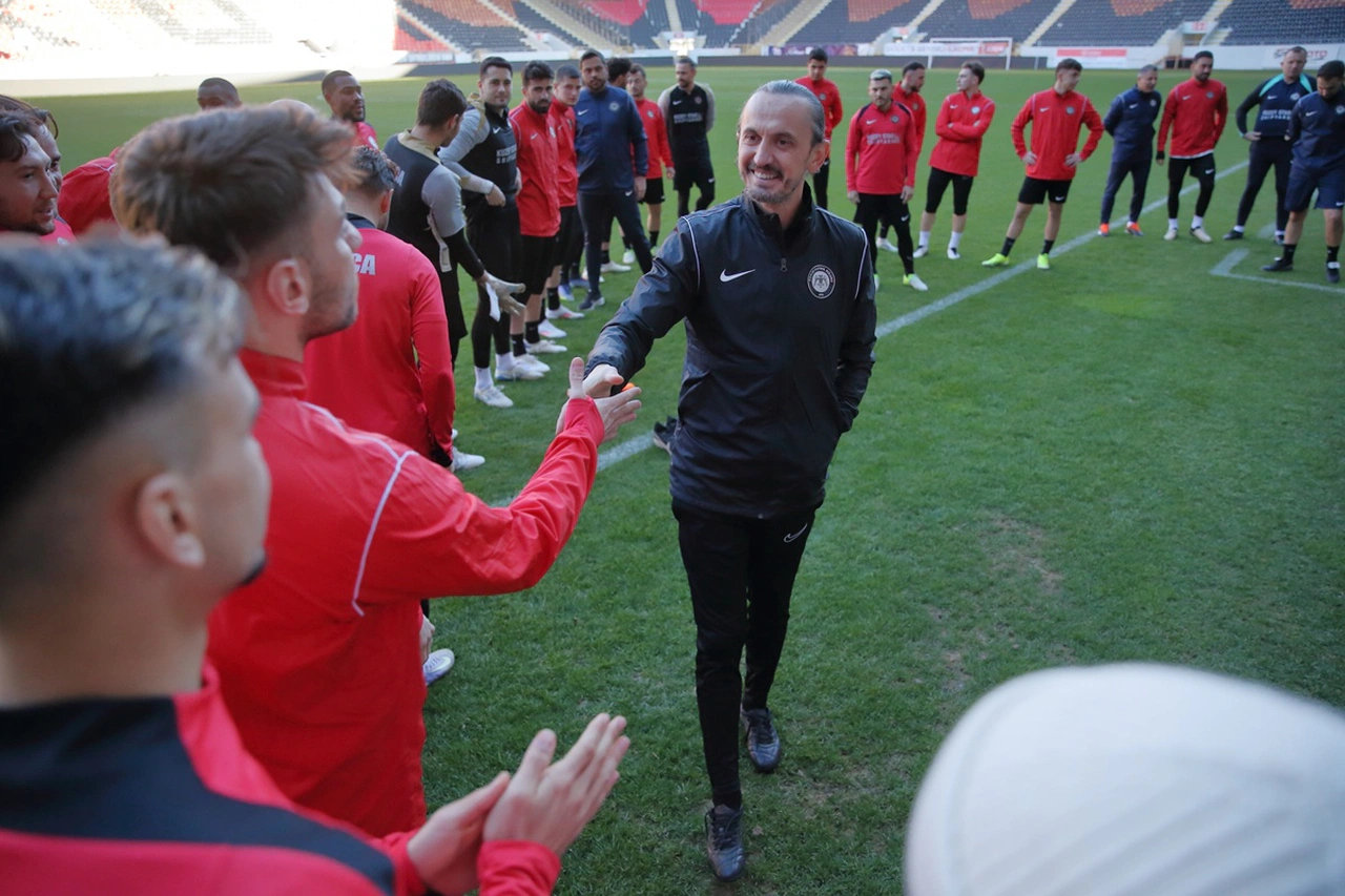 Çorum FK’nin Yeni Hocası, Takımla İlk Antrenmana Çıktı
