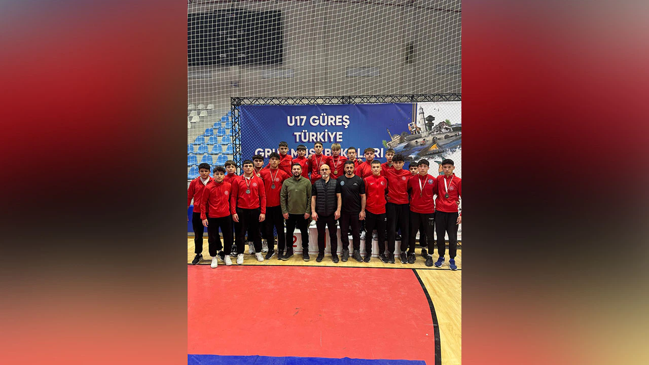 U17 Güreşçileri Takım Halinde Zirvede