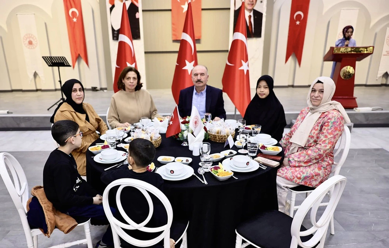 Vali Çalgan: Sizler Bizim Geleceğimizsiniz