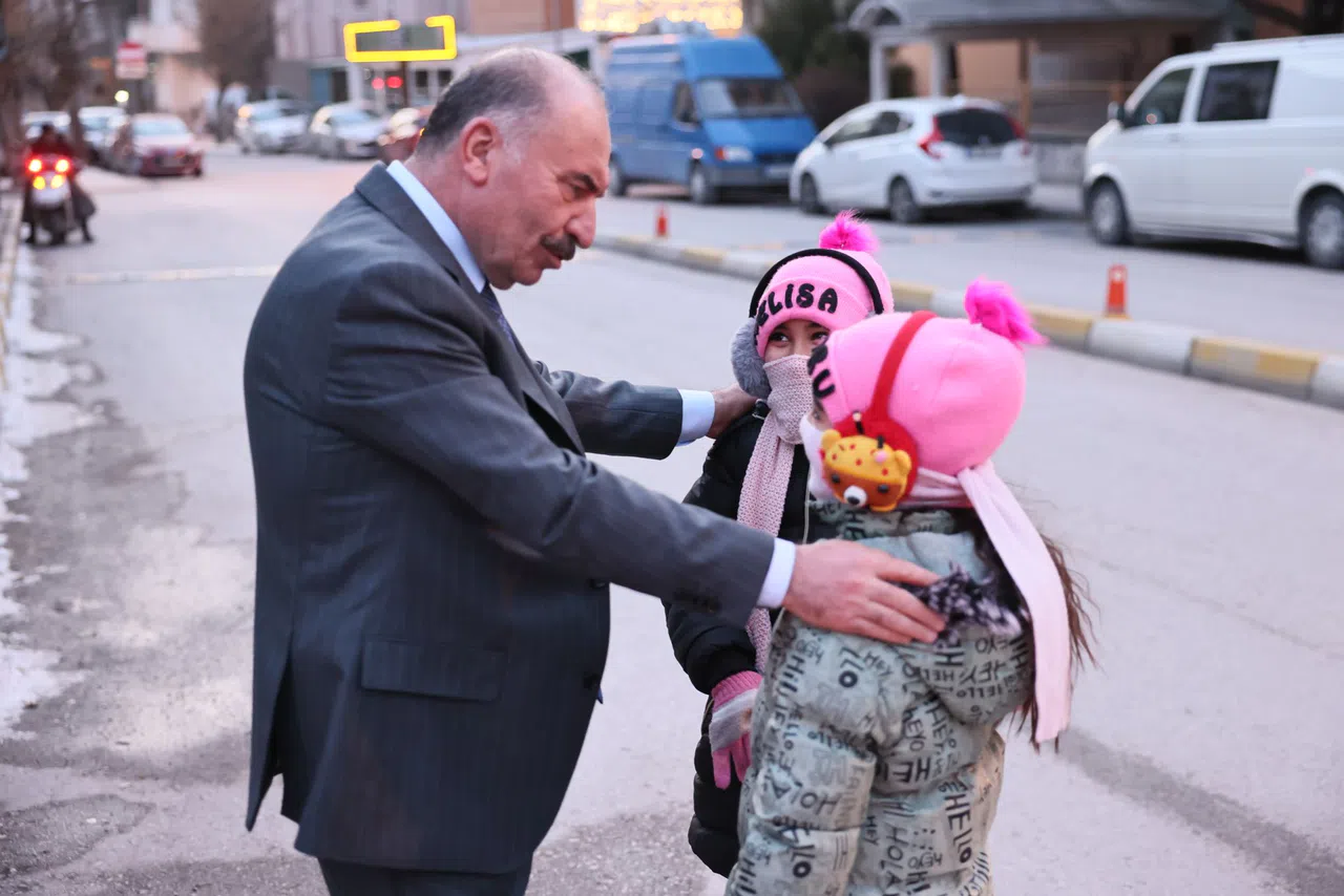 Vali Çalgan'dan Miniklere Sürpriz