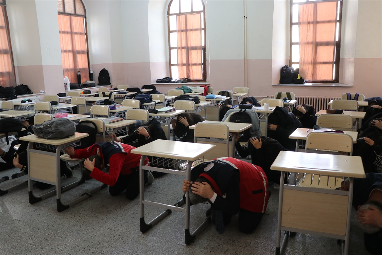 YOZGAT - Tarihi Yozgat Lisesi'nde deprem ve tahliye tatbikatı yapıldı