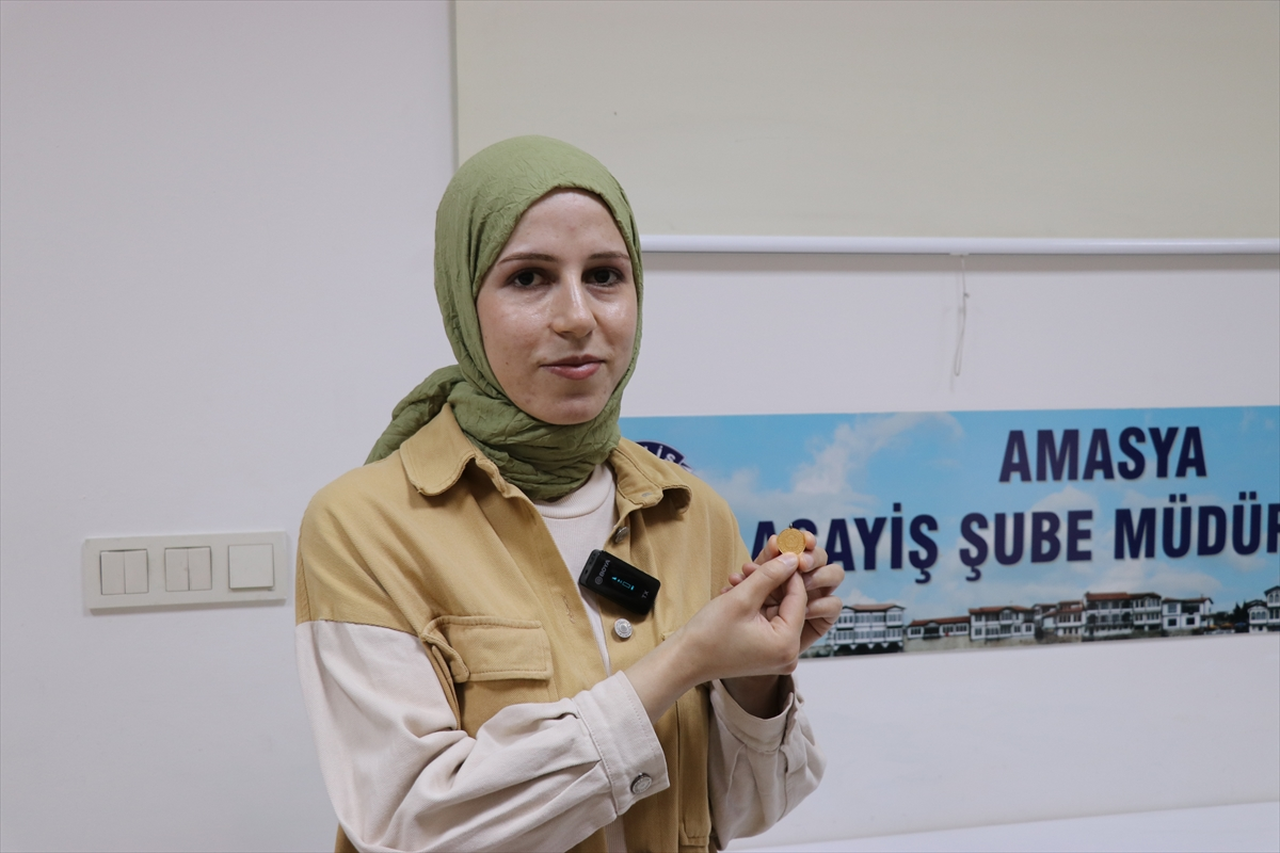 Amasya'da polis memuru yolda bulduğu altını sahibine ulaştırdı
