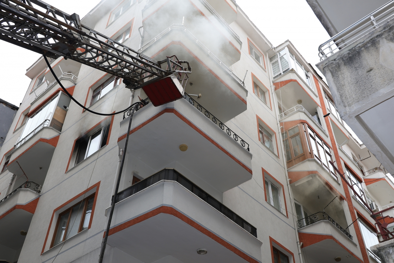 Arhavi'de evde çıkan yangın söndürüldü