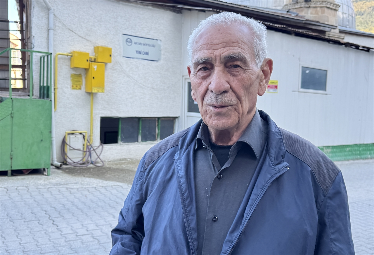 Artvin’de 52 yıllık caminin alt bölümü arazi koşulları nedeniyle yol olarak hizmet veriyor