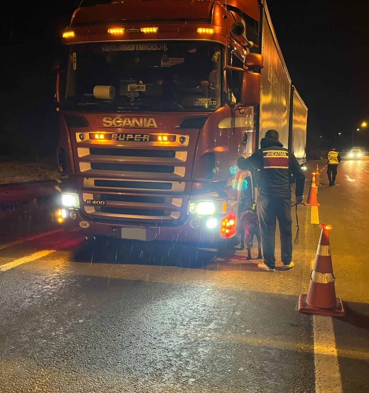 Artvin'de tır dorsesinde yurt dışına kaçmaya çalışan 3 zanlı yakalandı
