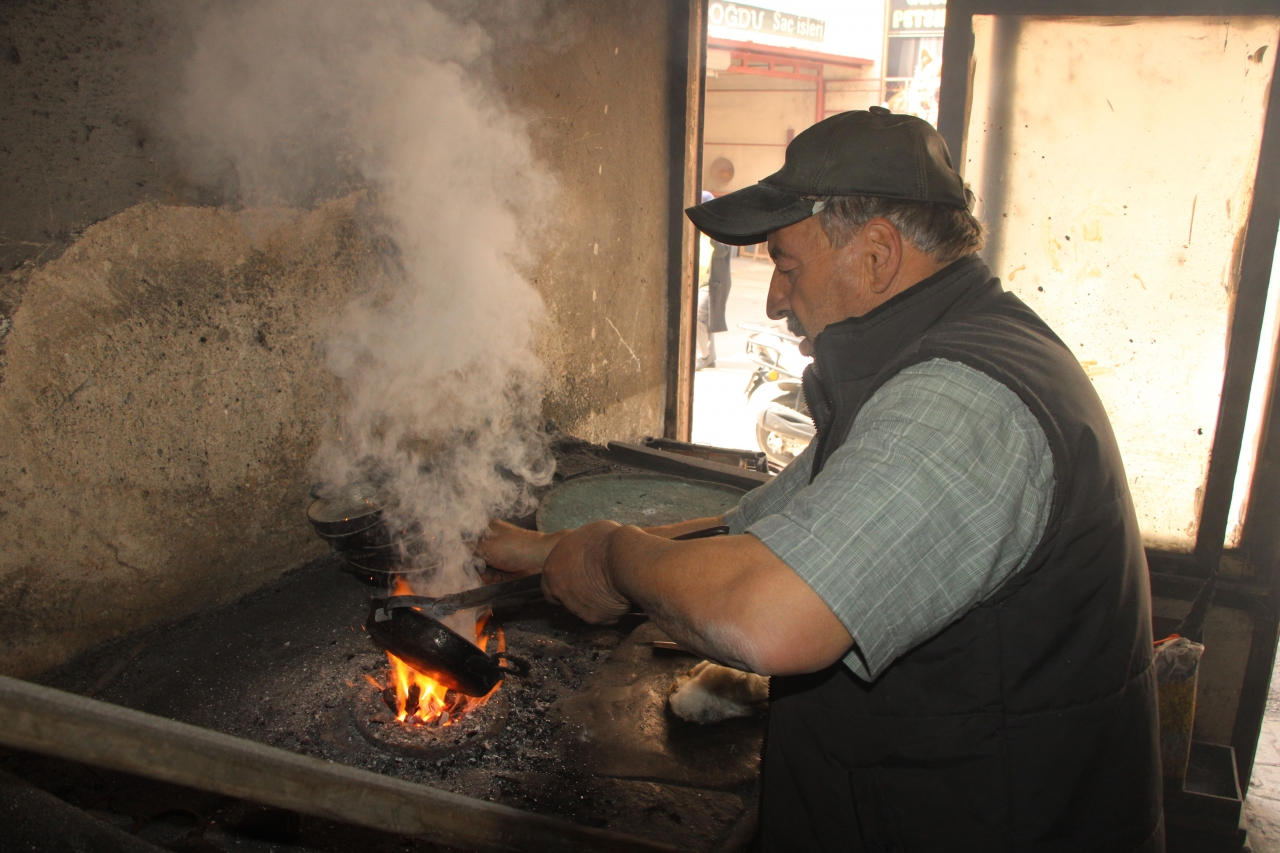 Baba mesleği kalaycılığı yarım asrı aşkındır aynı dükkanda sürdürüyor