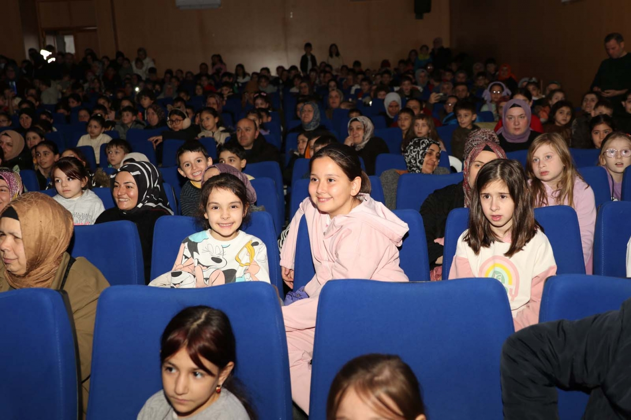 Bafra'da çocuklar tiyatro ile buluştu