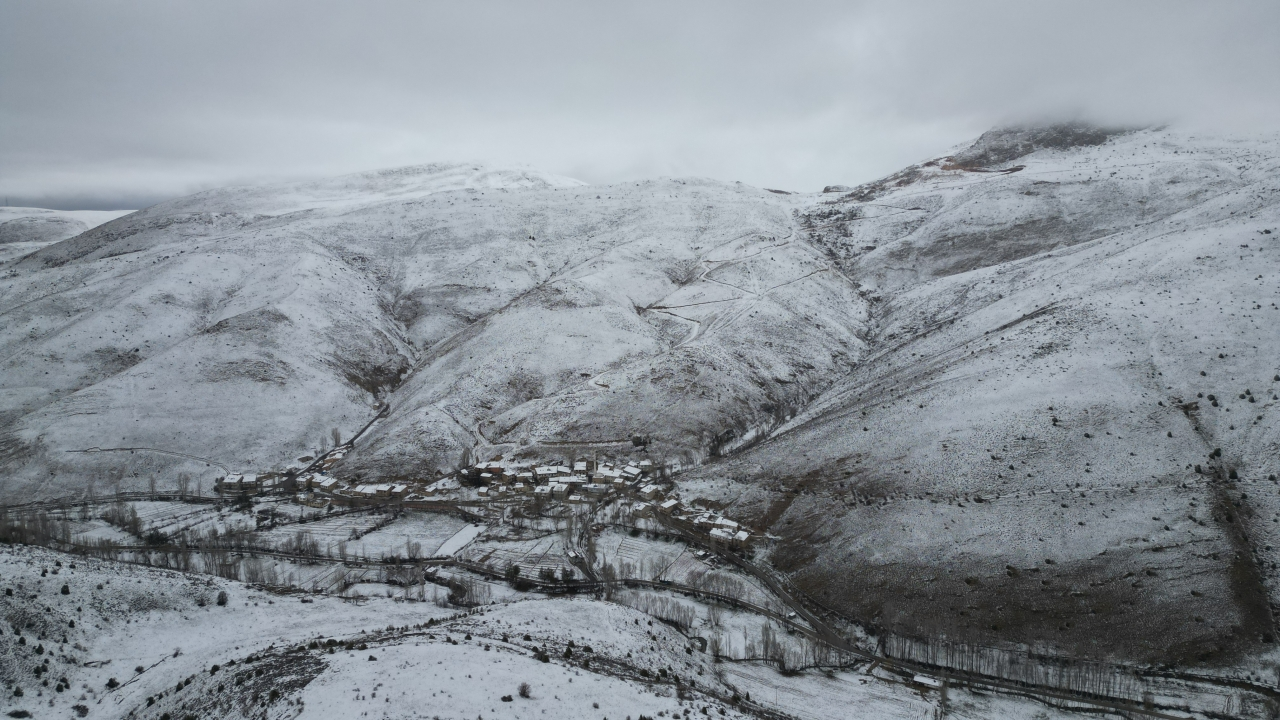 Bayburt'un köylerinde kar yağışı etkili oldu