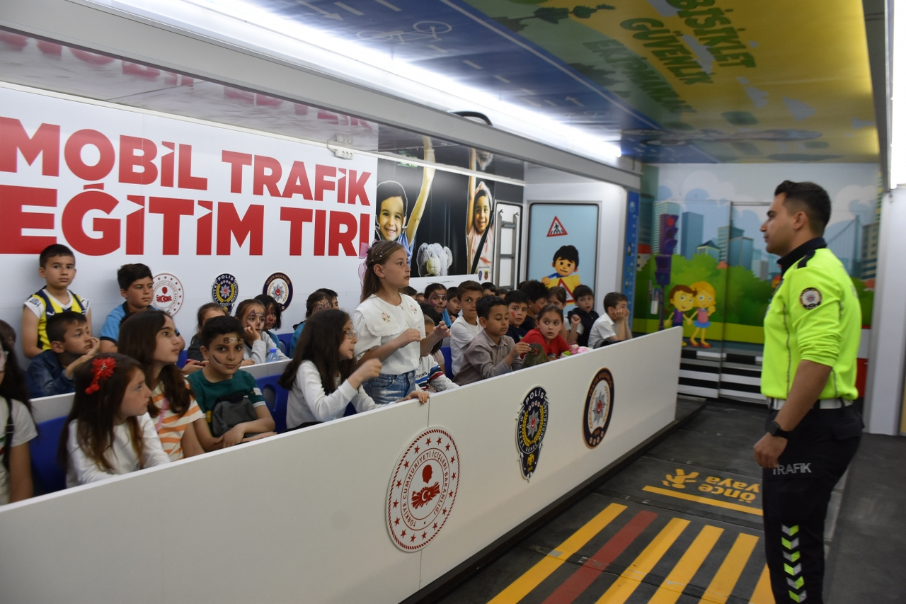 Boyabat'ta öğrenciler, Mobil Trafik Eğitim Tırı'nda trafik kurallarını öğrendi