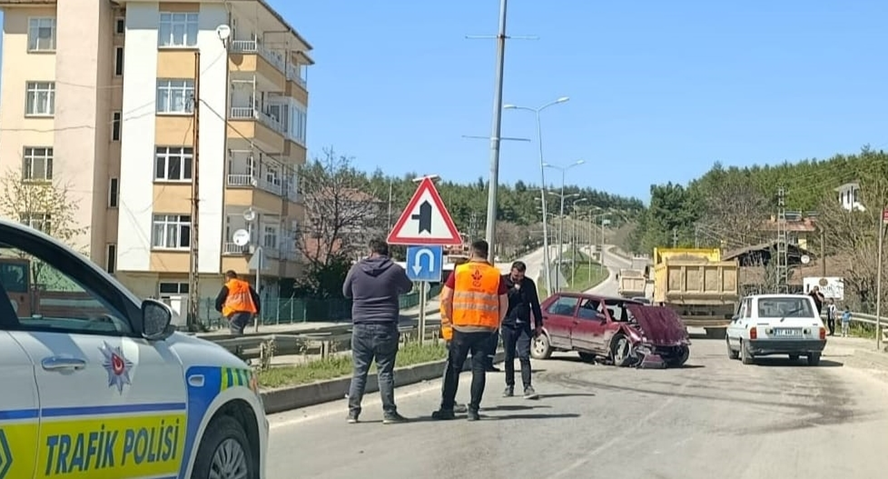 Boyabat’ta refüje çarpan otomobilin sürücüsü yaralandı