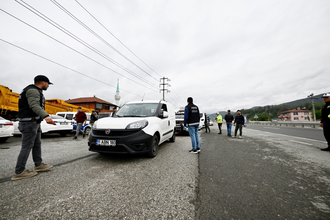 Düzce'de bayram tedbirleri kapsamında 19 bin 264 araç kontrol edildi