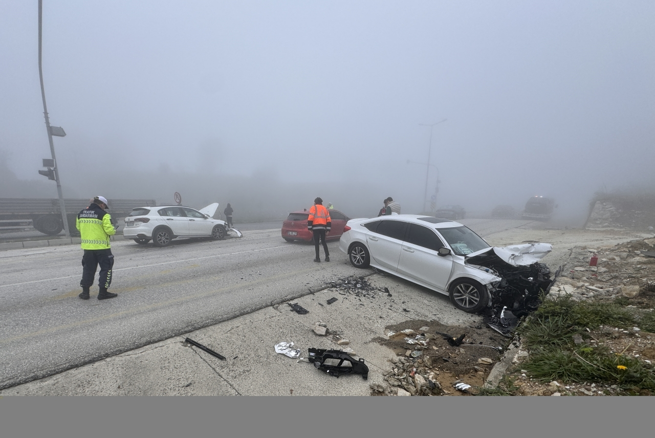 Düzce'de iki otomobilin çarpışması sonucu 6 kişi yaralandı