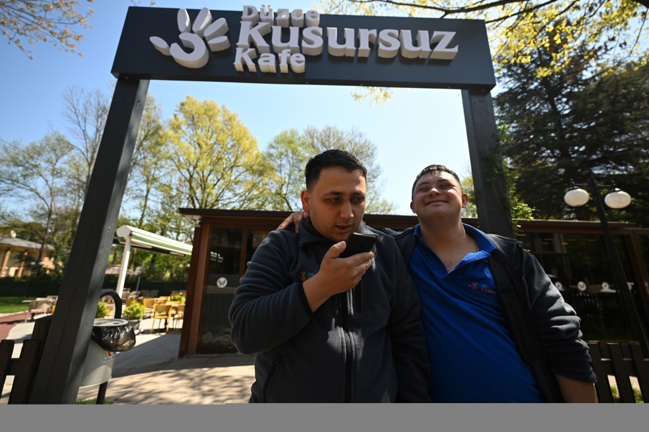 Düzce'de kavga ihbarına gelen polislere özel bireylerden pastalı sürpriz