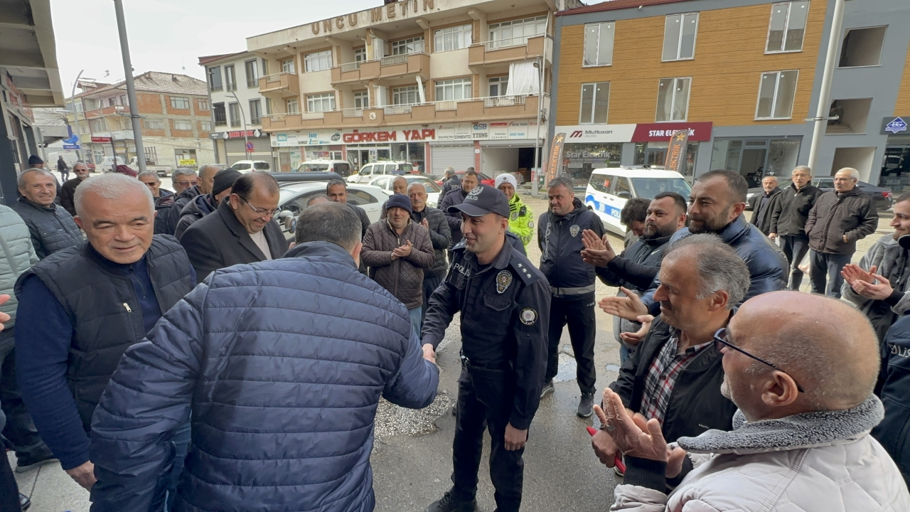 Düzce'de kavga ihbarına giden polis ekipleri esnafın sürpriz kutlamasıyla karşılaştı