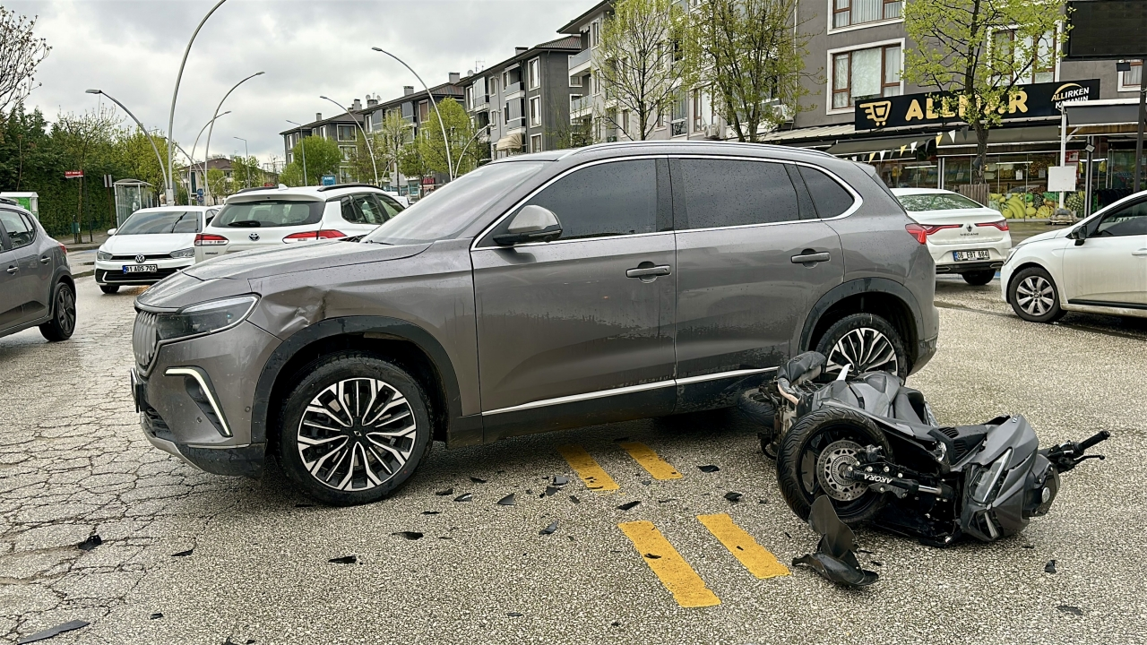 Düzce'de motosikletle cipin çarpıştığı kaza araç kamerasında